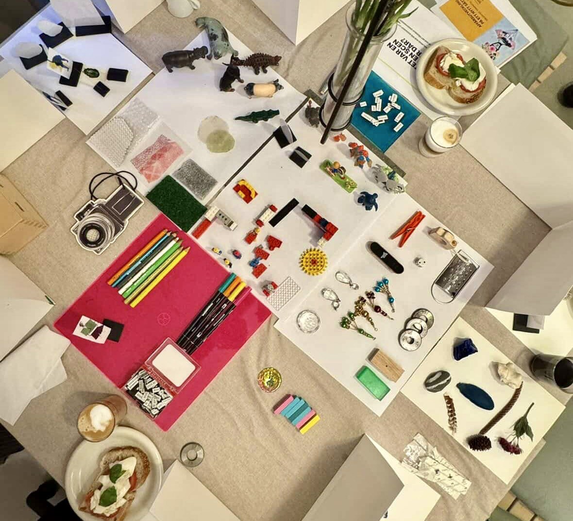 Material för kreativt arbete på ett träbord